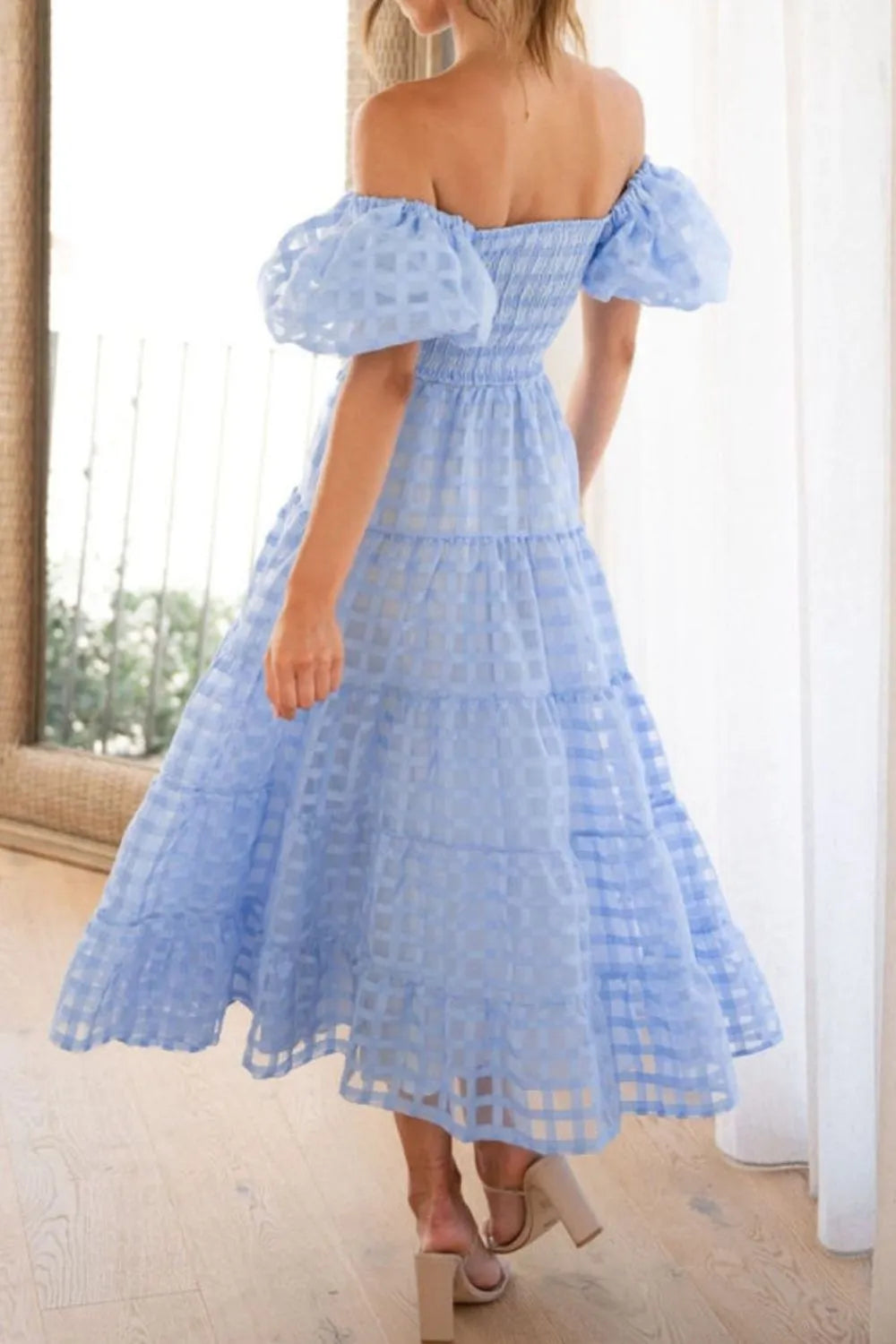 Elsyn | Schulterfreies Midikleid mit Puffärmeln