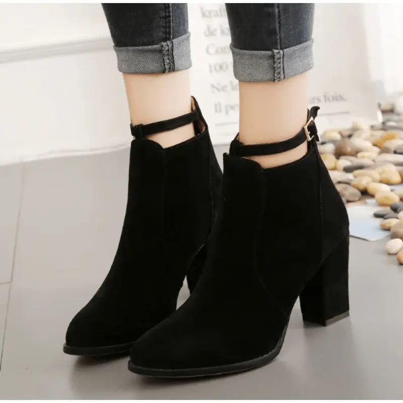 Knöchelhohe Stiefel mit hohem Blockabsatz für Frauen