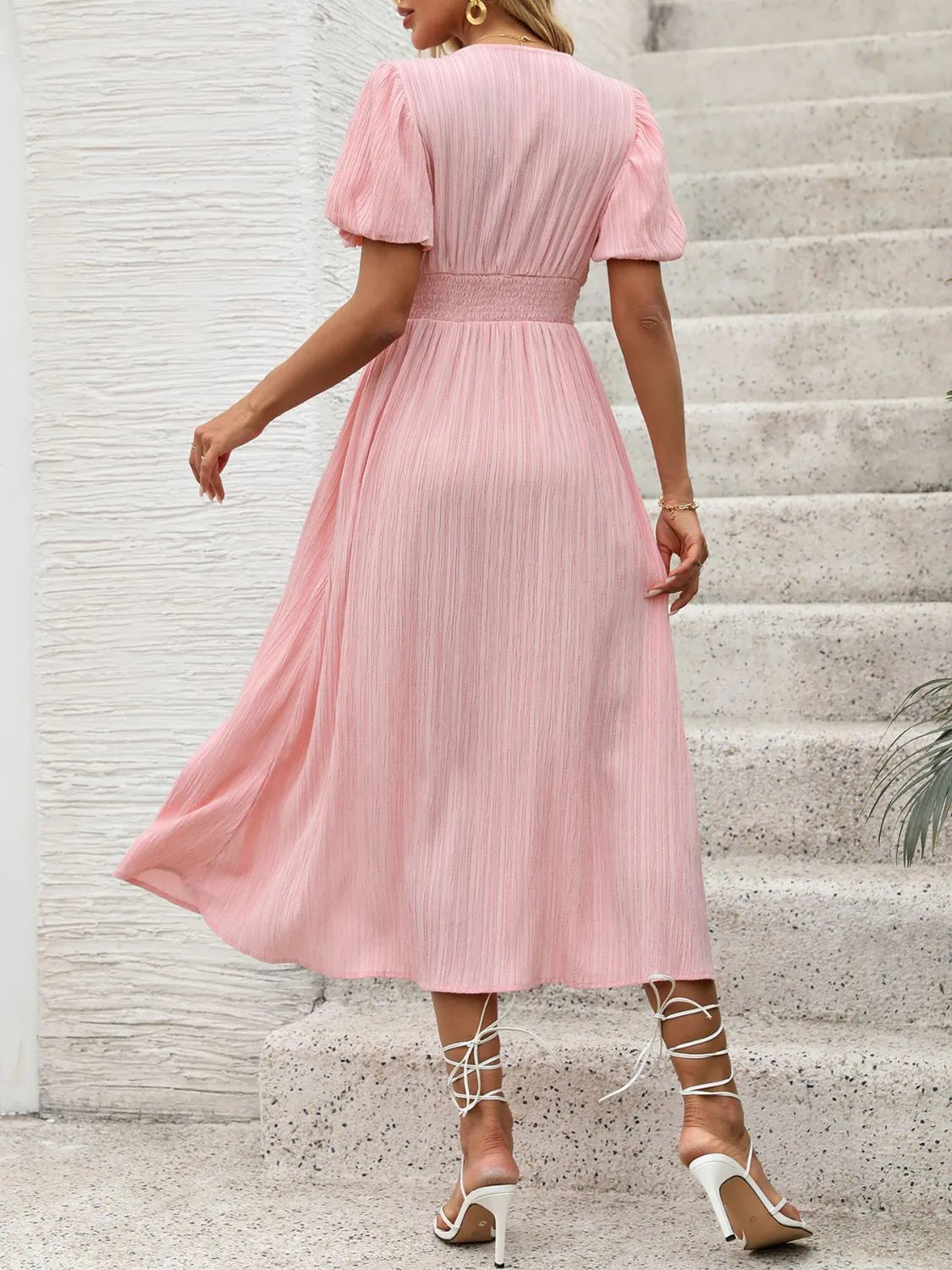 Genira | V-Ausschnitt Kleid mit Puffärmeln