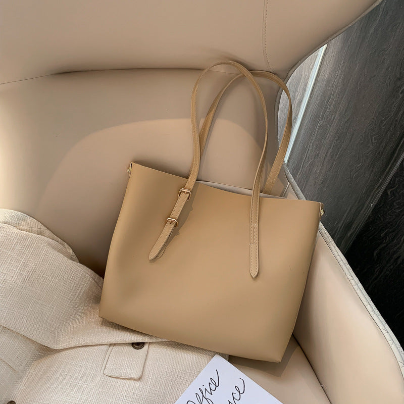 Mühelose Eleganz in Einer Geräumigen Tote Bag