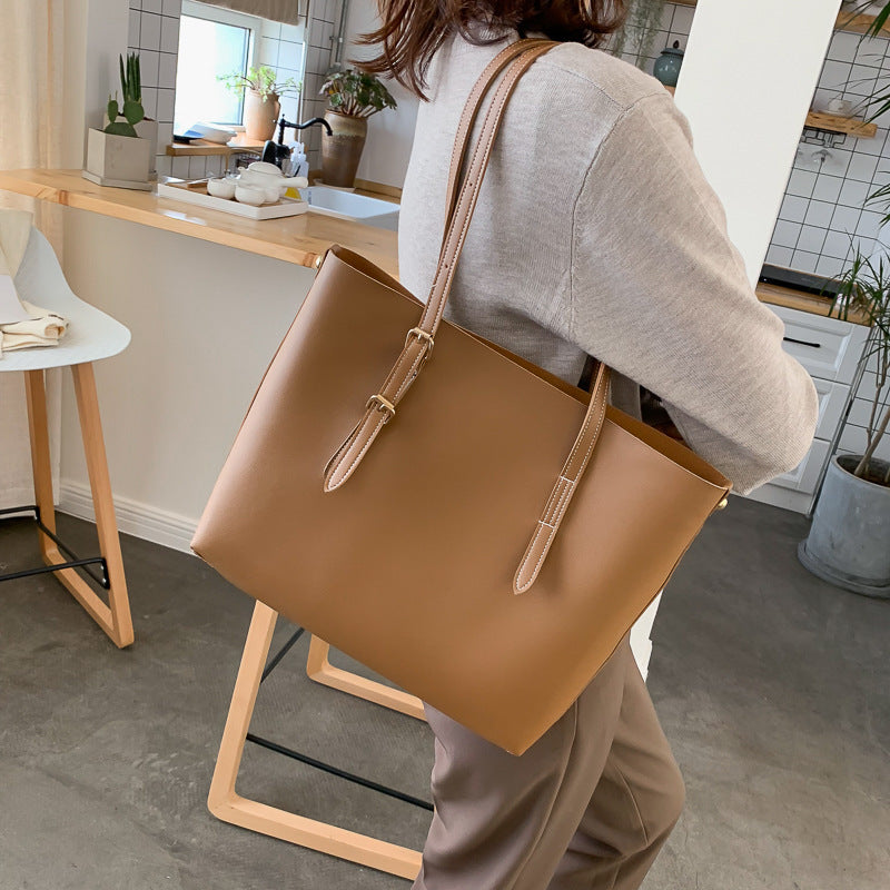 Mühelose Eleganz in Einer Geräumigen Tote Bag