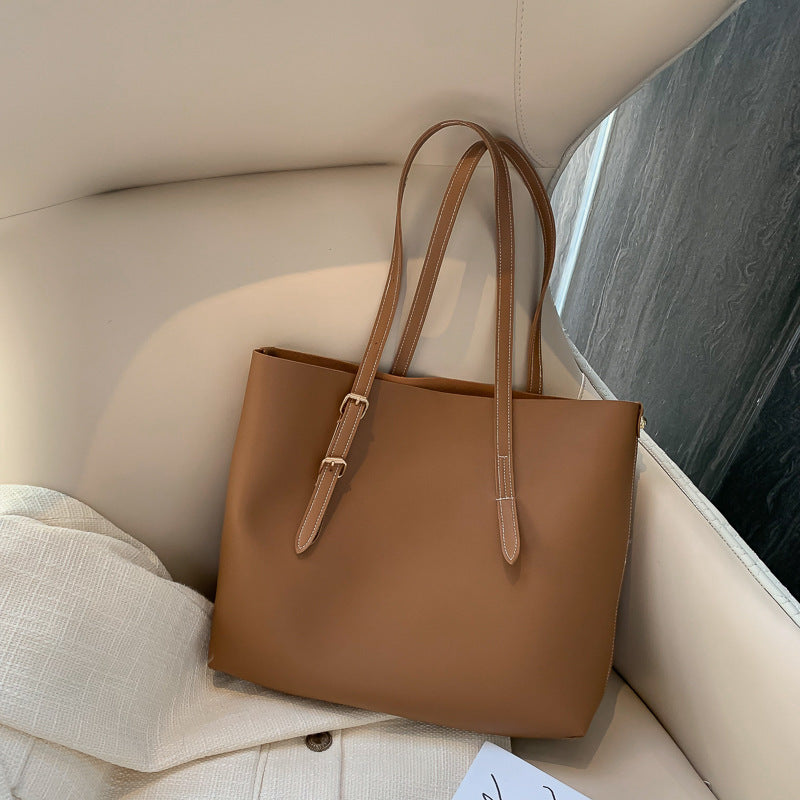 Mühelose Eleganz in Einer Geräumigen Tote Bag