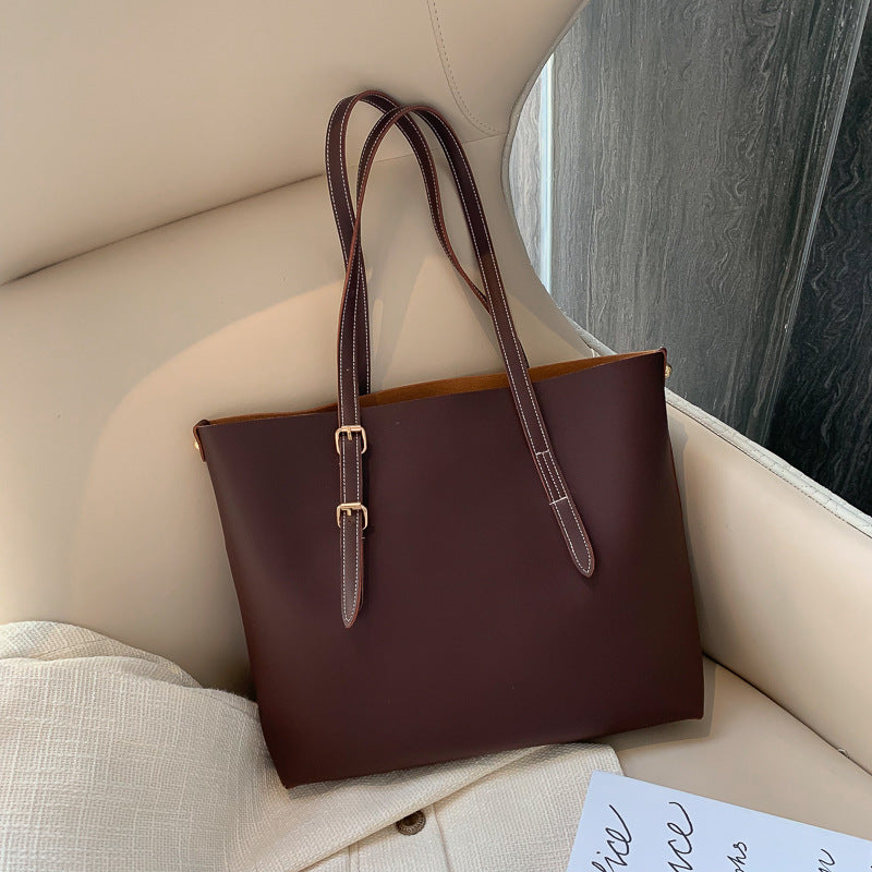 Mühelose Eleganz in Einer Geräumigen Tote Bag