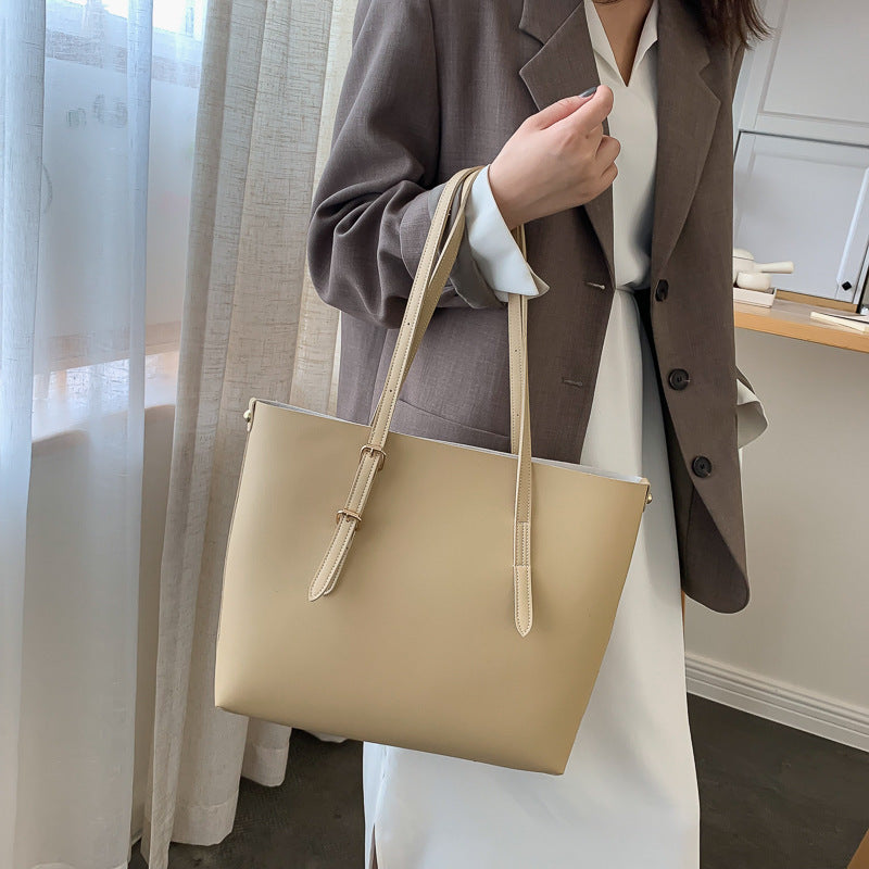 Mühelose Eleganz in Einer Geräumigen Tote Bag