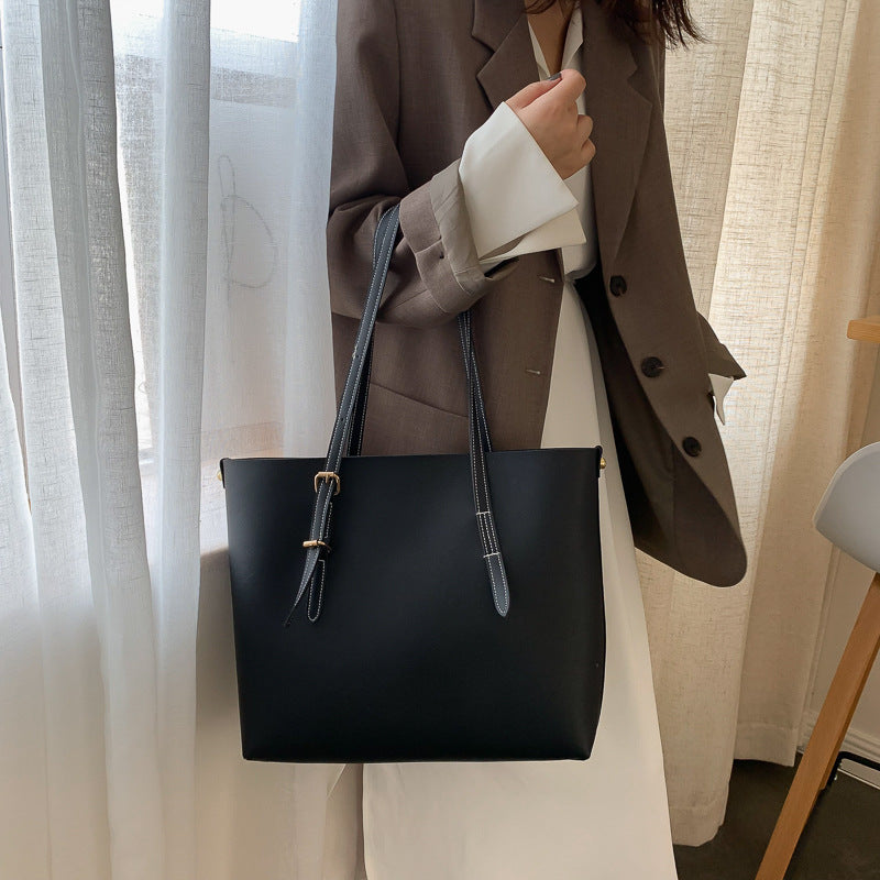 Mühelose Eleganz in Einer Geräumigen Tote Bag