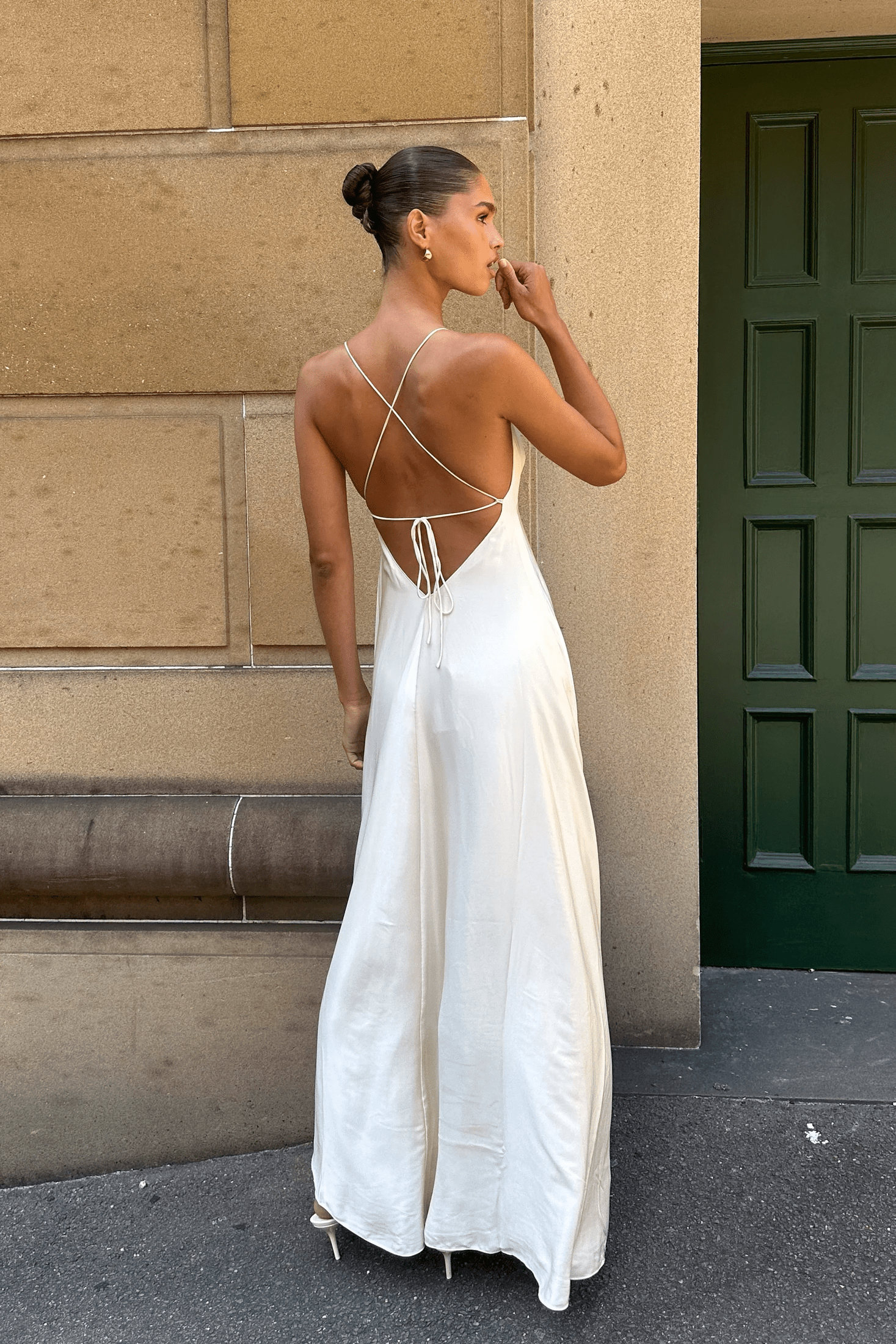 Weißes elegantes Damenkleid für besondere Anlässe