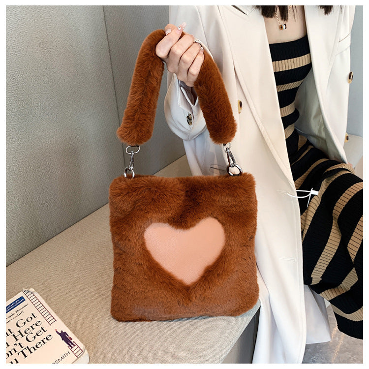Gemütliche Eleganz in Einer Winterlichen Schultertasche mit Plüsch