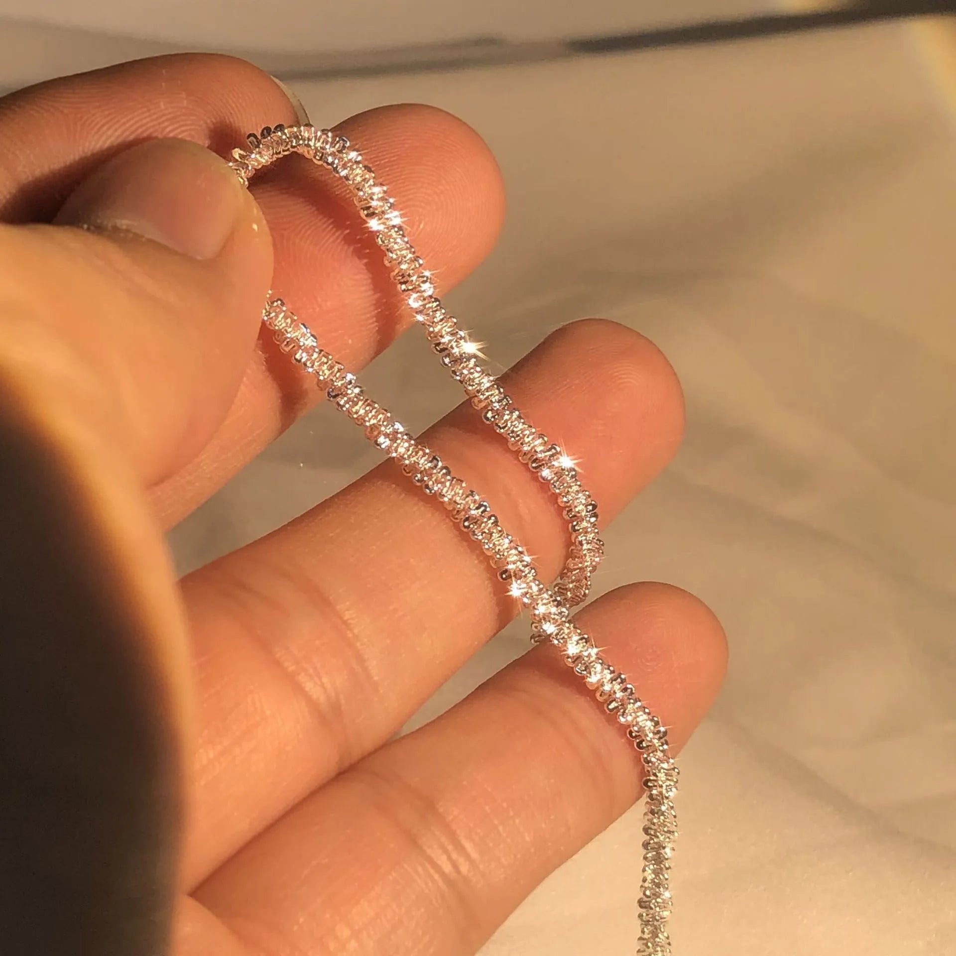 Glänzendes Goldfarbenes Gliederarmband Für Damen