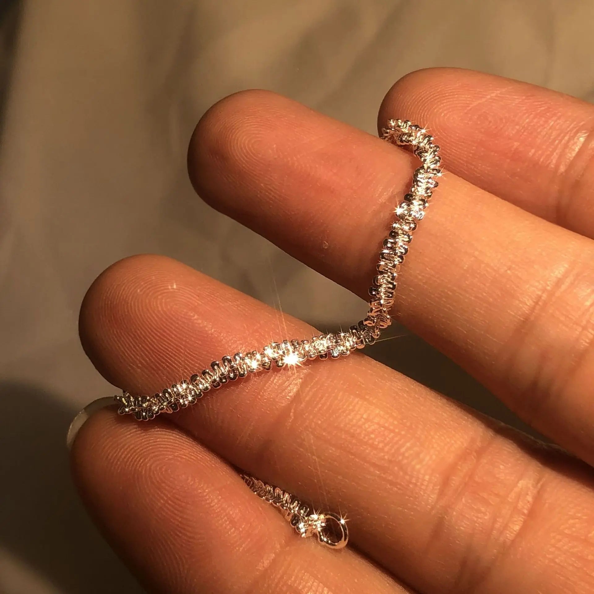 Glänzendes Goldfarbenes Gliederarmband Für Damen