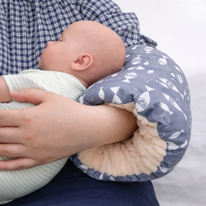 Close-up of baby resting on gray fish-patterned Arm-Stillkissen breastfeeding pillow