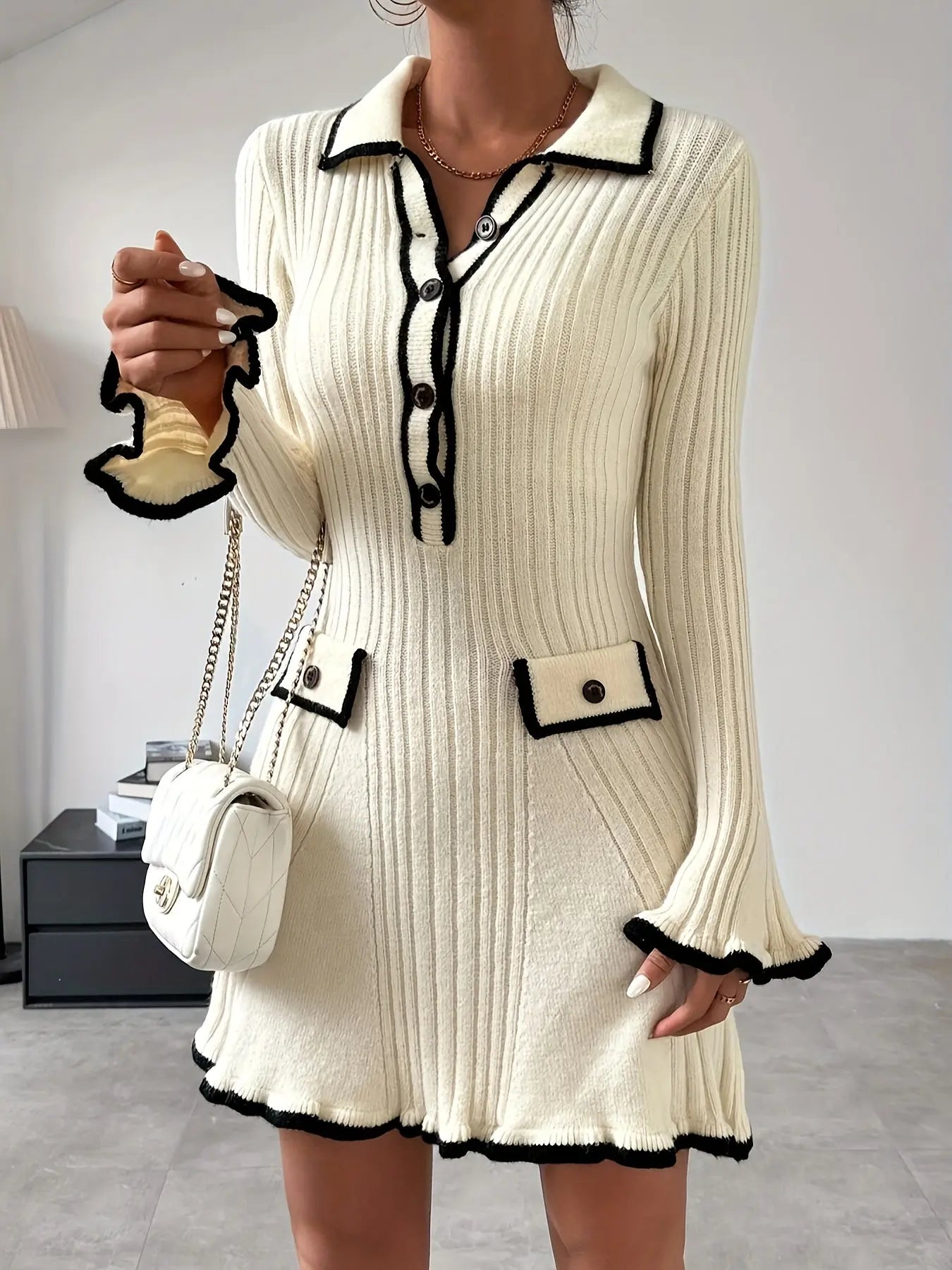 Strickkleid mit Rüschen und Kontrastkanten für Damen