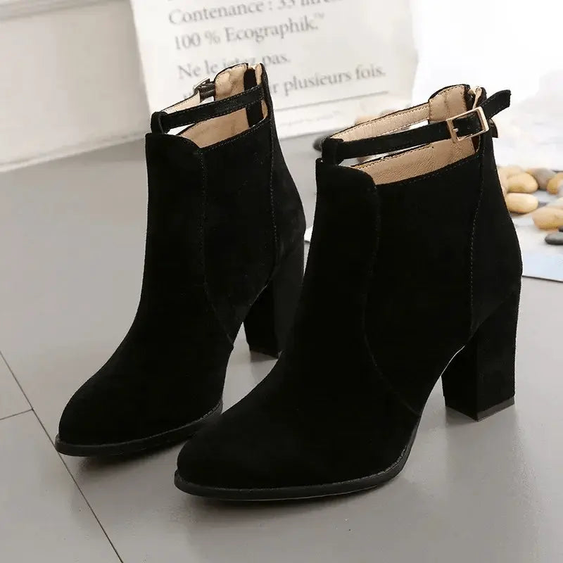 Knöchelhohe Stiefel mit hohem Blockabsatz für Frauen