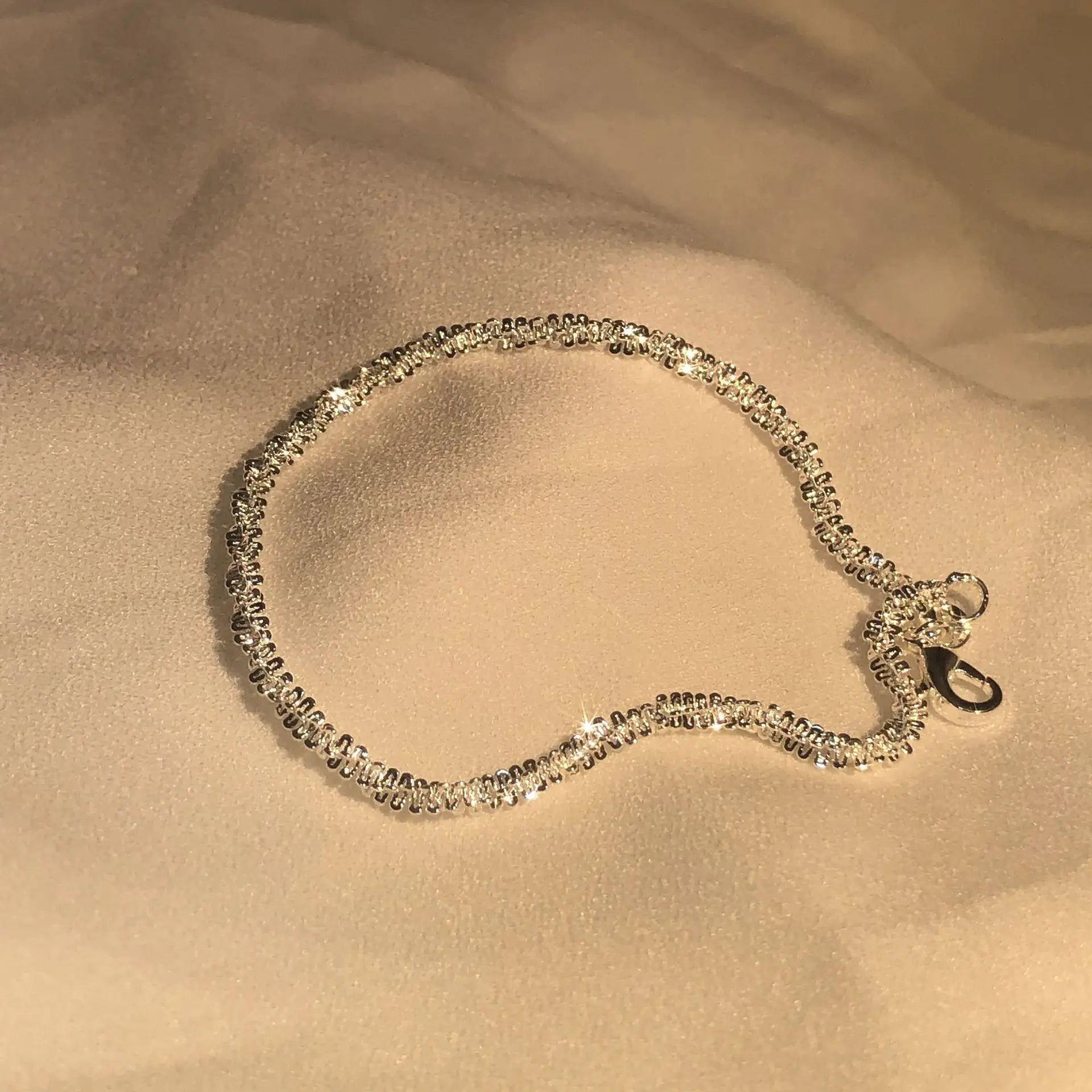Glänzendes Goldfarbenes Gliederarmband Für Damen