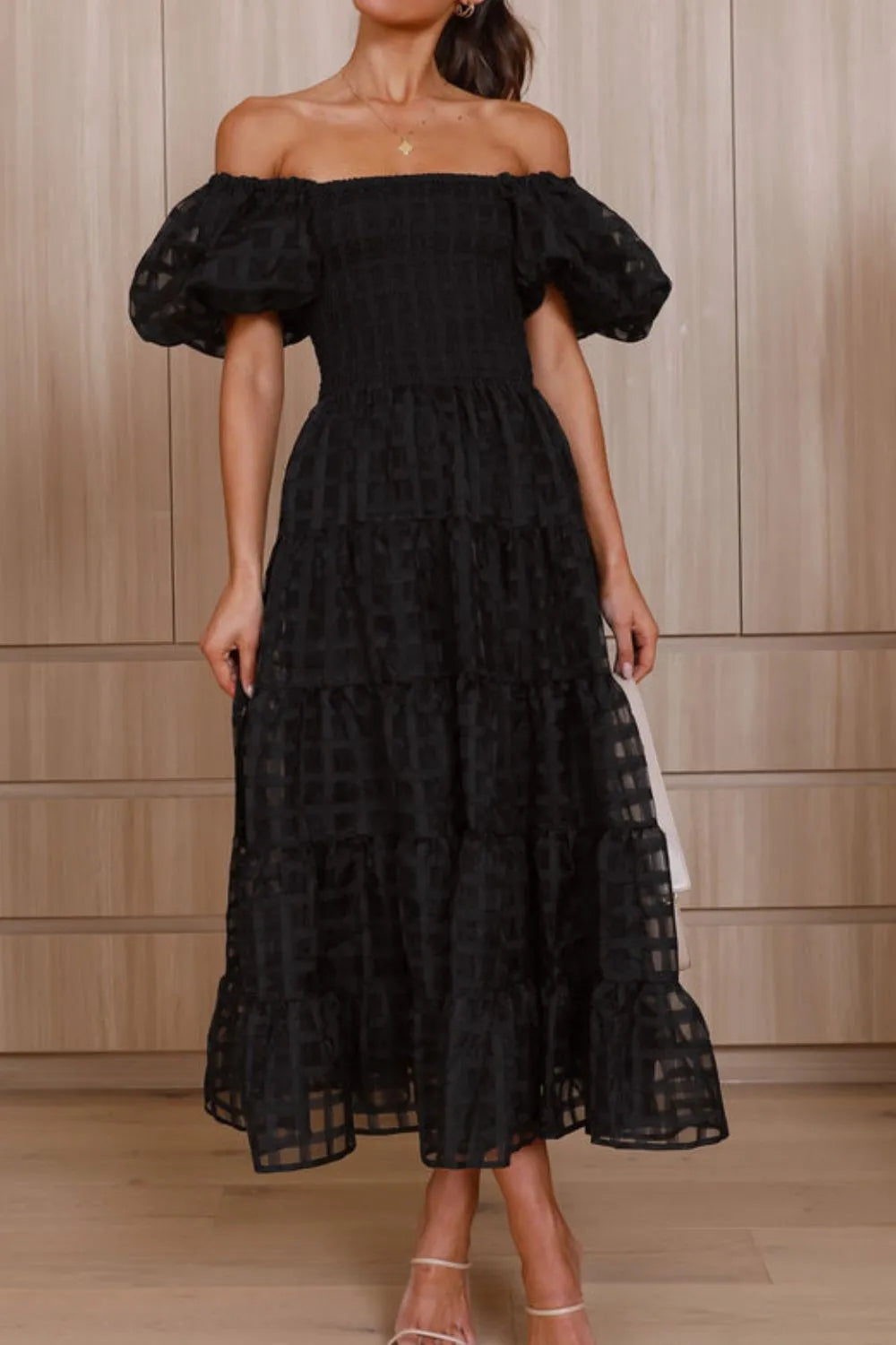 Elsyn | Schulterfreies Midikleid mit Puffärmeln
