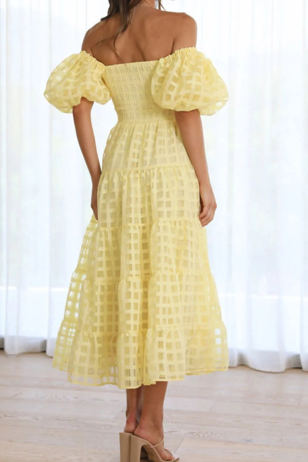 Elsyn | Schulterfreies Midikleid mit Puffärmeln