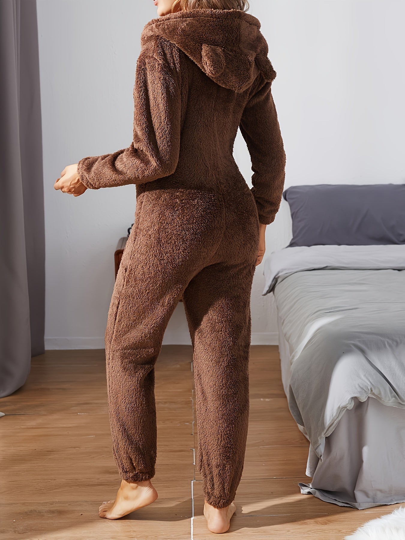 Gemütlicher Brauner Kapuzenoverall Für Lässigen Winterkomfort Für Frauen