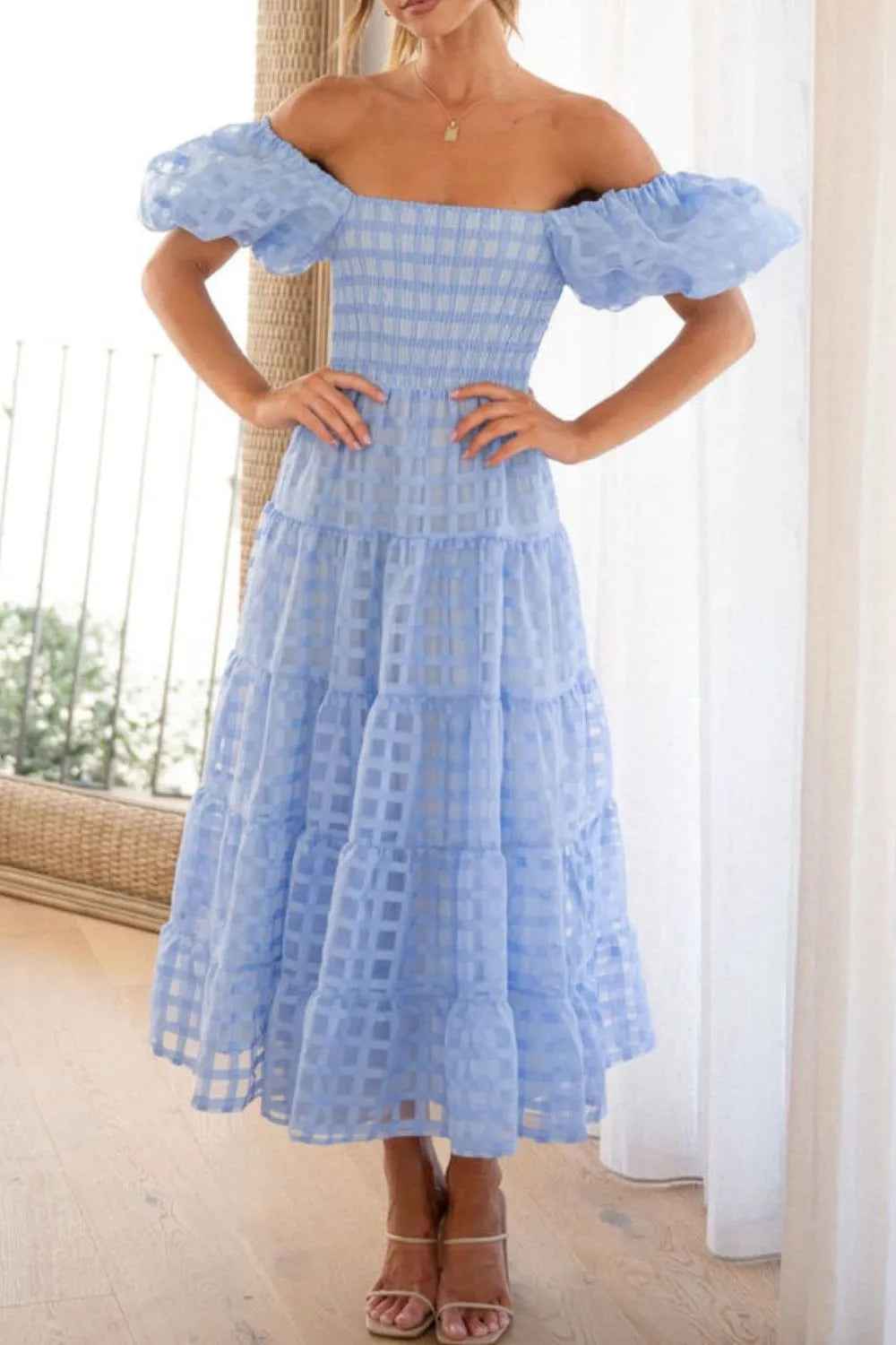 Elsyn | Schulterfreies Midikleid mit Puffärmeln