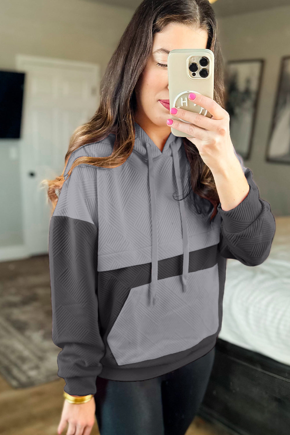 Grauer Hoodie Mit Textur Und Kängurutasche Für Frauen