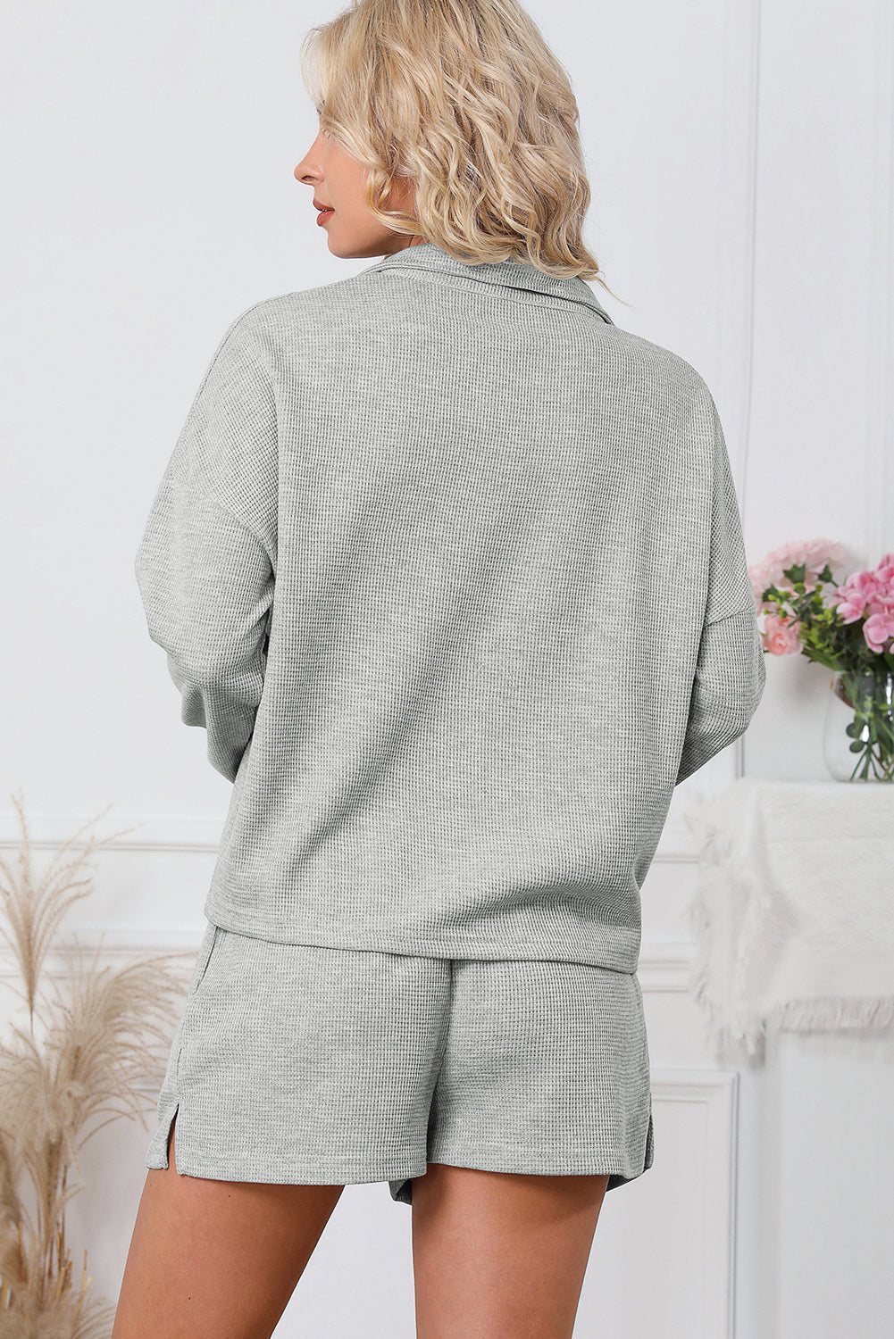 Graues Geripptes Zip-Up-Und-Shorts-Set Für Frauen