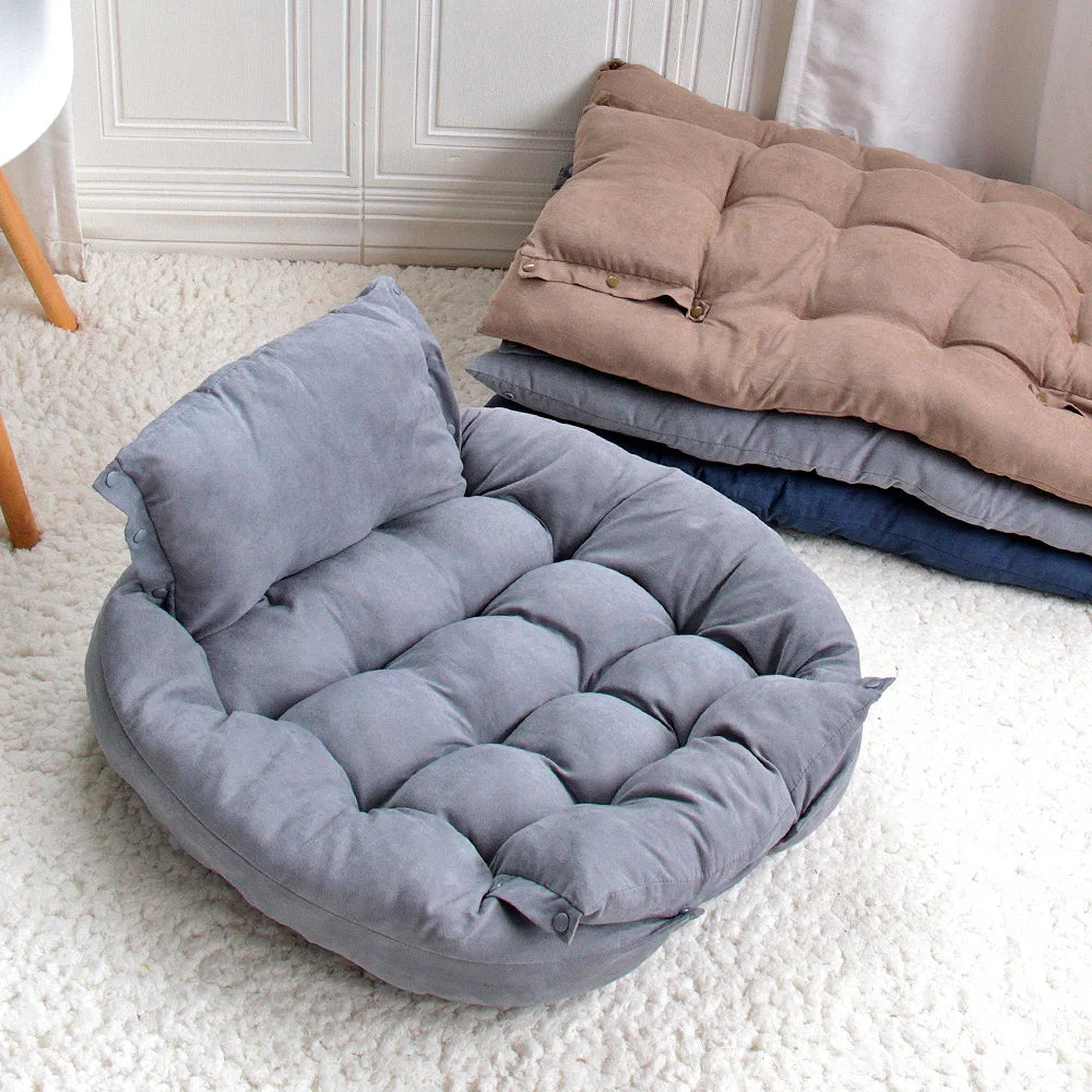 3-in-1 Haustierbett stacked in different colors on white carpet