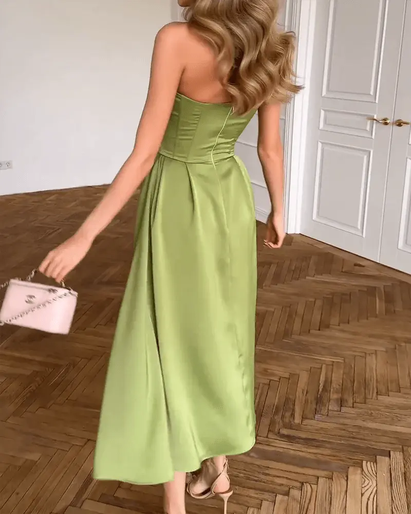 Elegantes trägerloses Kleid mit fließender Silhouette und weichem, leichtem Stoff für Frauen