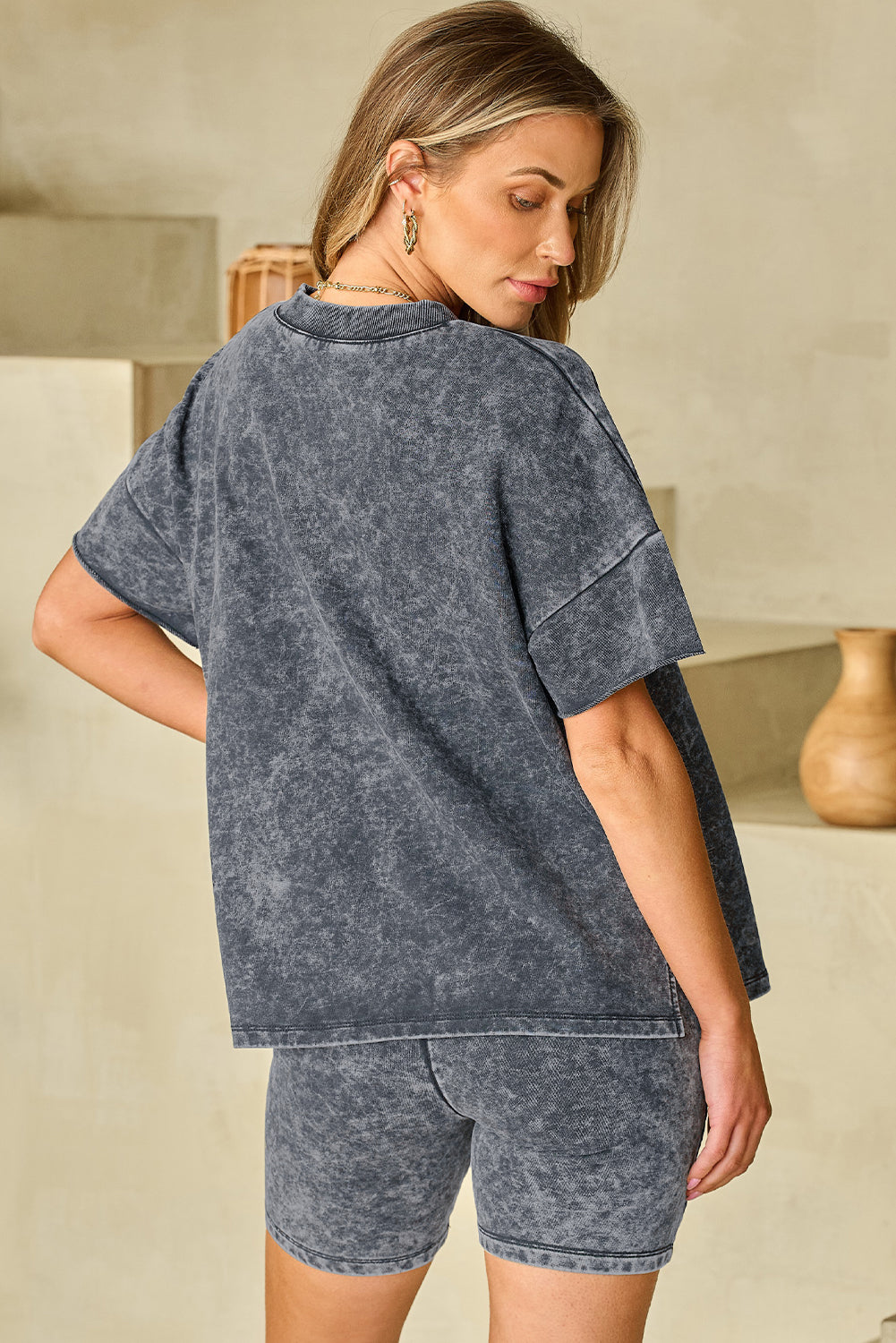 Schwarzes Set Mit Mineralwäsche Und Oversized-T-Shirt Für Frauen