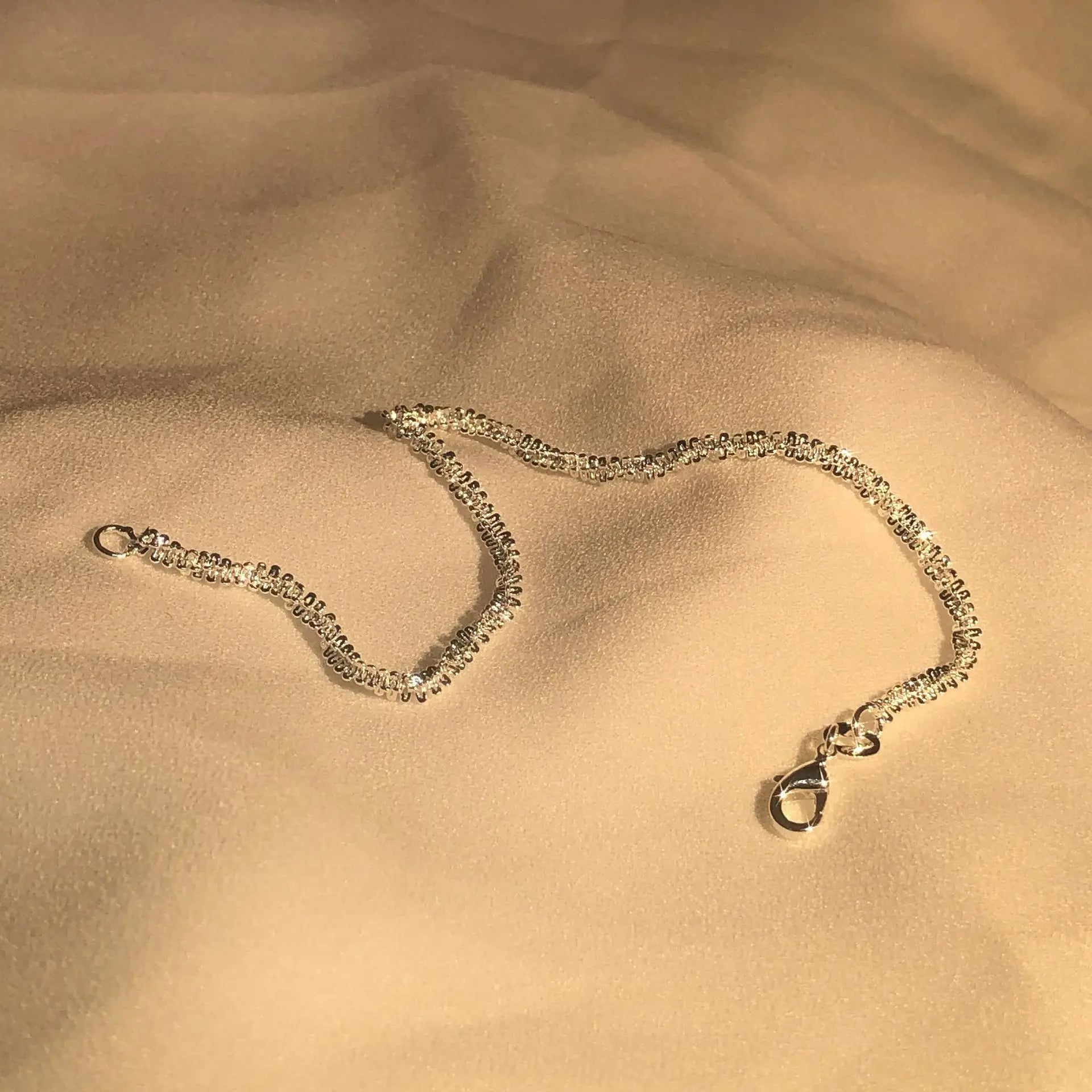 Glänzendes Goldfarbenes Gliederarmband Für Damen