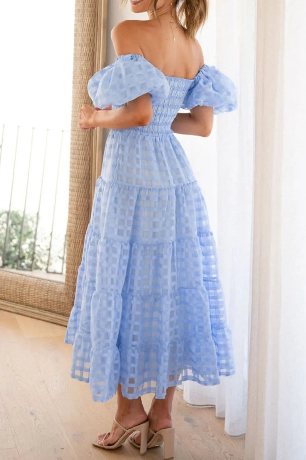 Elsyn | Schulterfreies Midikleid mit Puffärmeln
