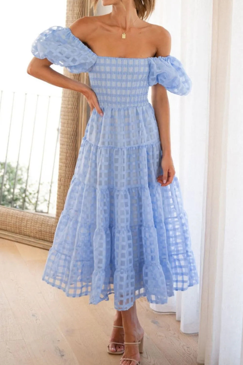 Elsyn | Schulterfreies Midikleid mit Puffärmeln