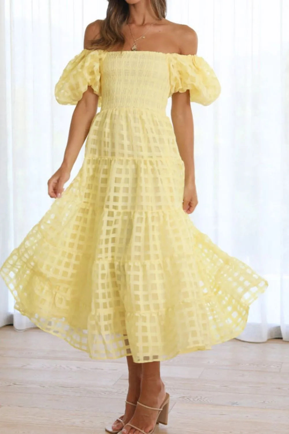 Elsyn | Schulterfreies Midikleid mit Puffärmeln