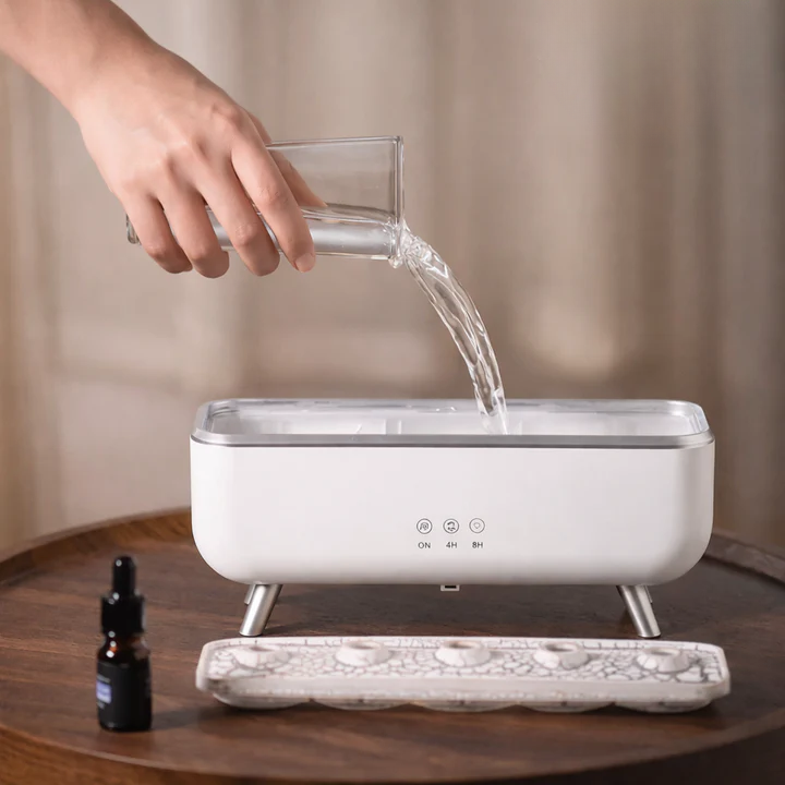 Hand filling water tank of aroma diffuser humidifier device