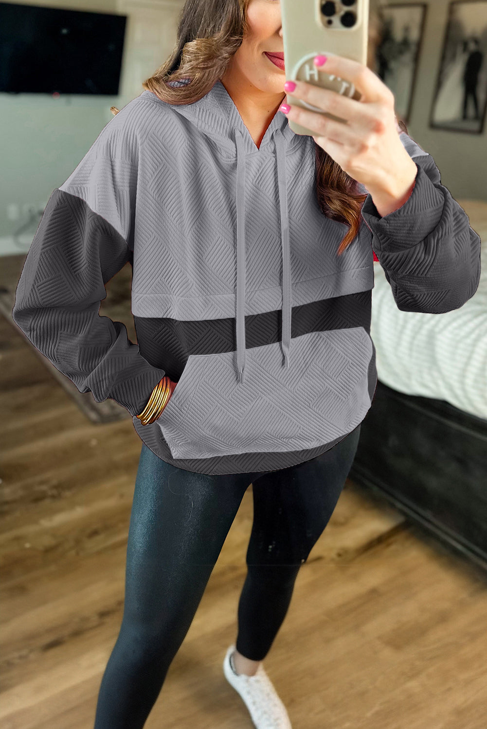 Grauer Hoodie Mit Textur Und Kängurutasche Für Frauen