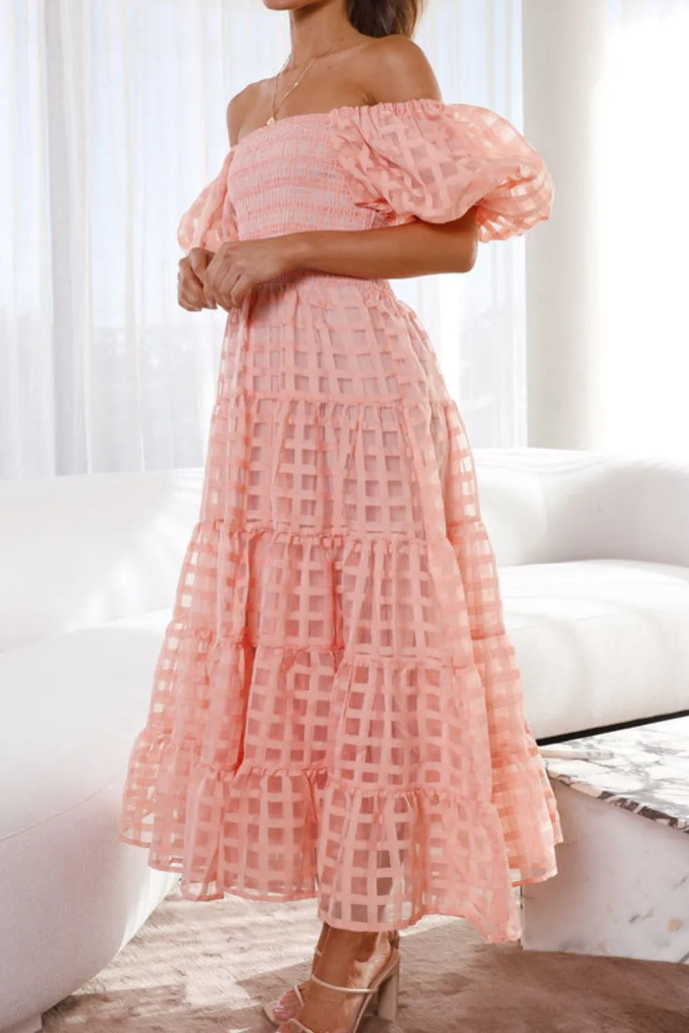 Elsyn | Schulterfreies Midikleid mit Puffärmeln