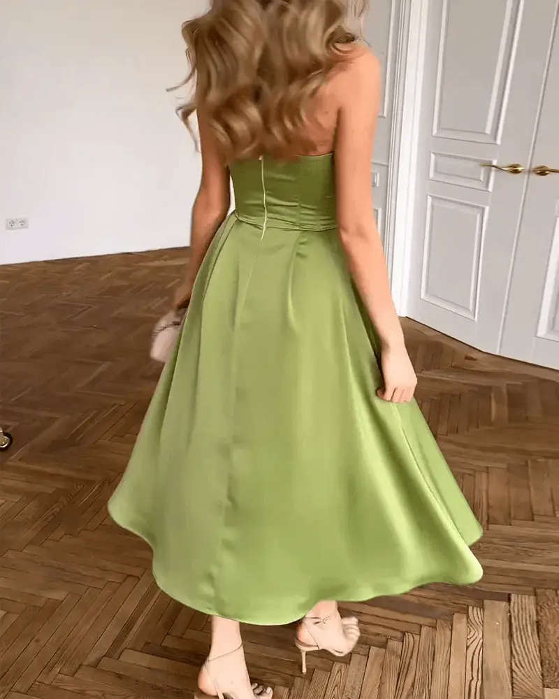 Elegantes trägerloses Kleid mit fließender Silhouette und weichem, leichtem Stoff für Frauen