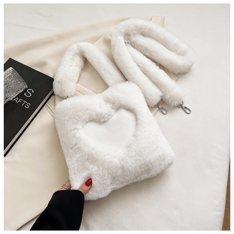 Gemütliche Eleganz in Einer Winterlichen Schultertasche mit Plüsch