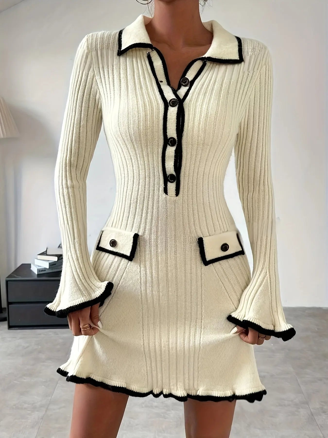Strickkleid mit Rüschen und Kontrastkanten für Damen