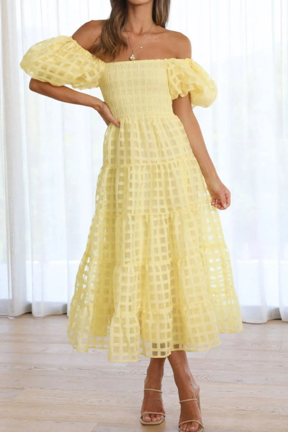 Elsyn | Schulterfreies Midikleid mit Puffärmeln