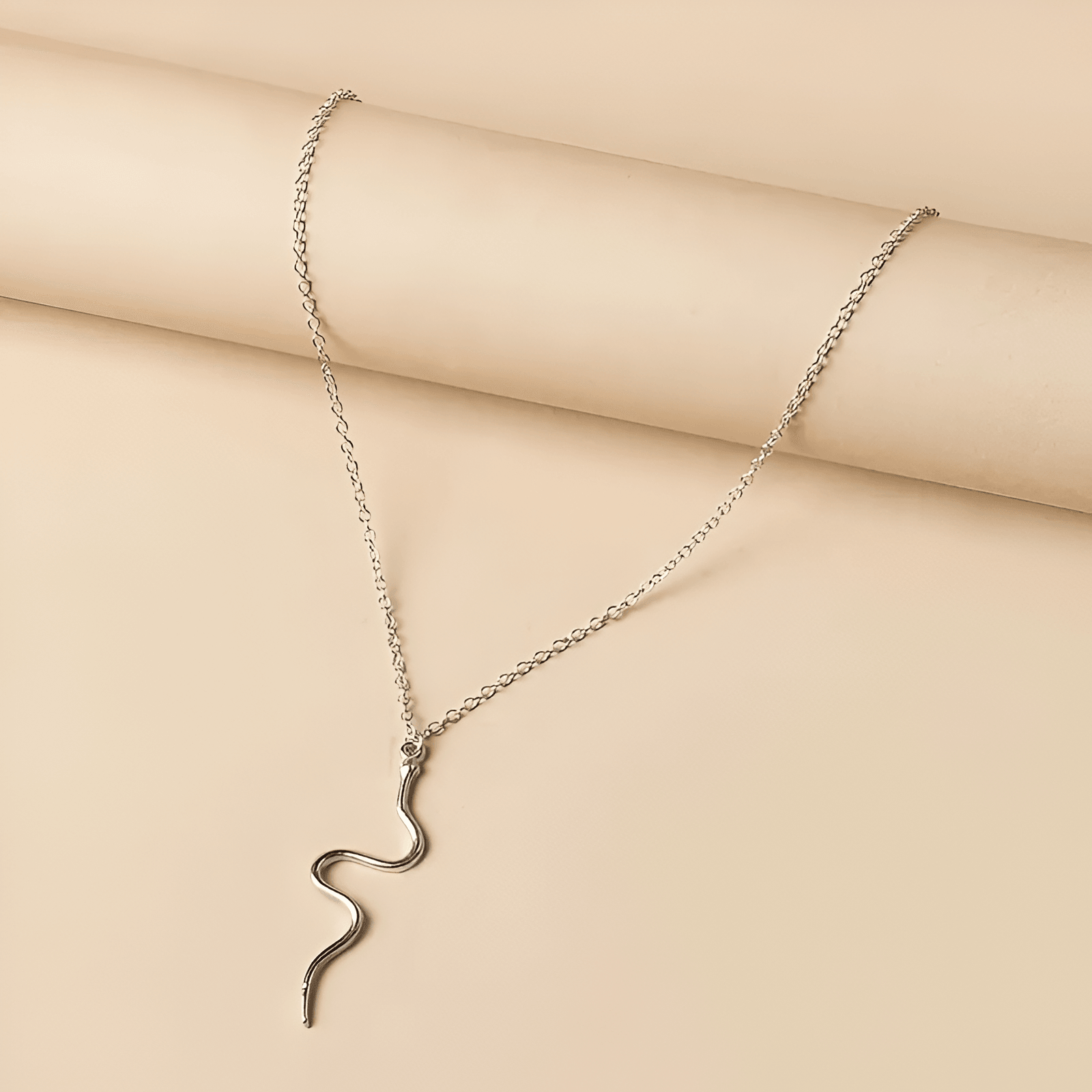 Elegante Schlangen Halskette mit anspruchsvollem Stil für Damen