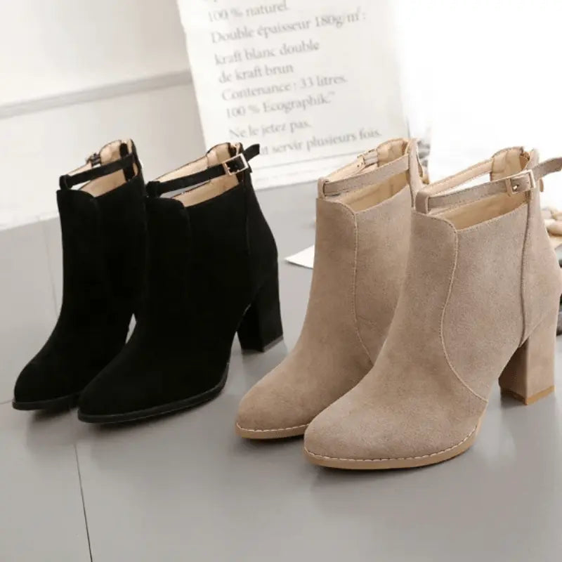 Knöchelhohe Stiefel mit hohem Blockabsatz für Frauen