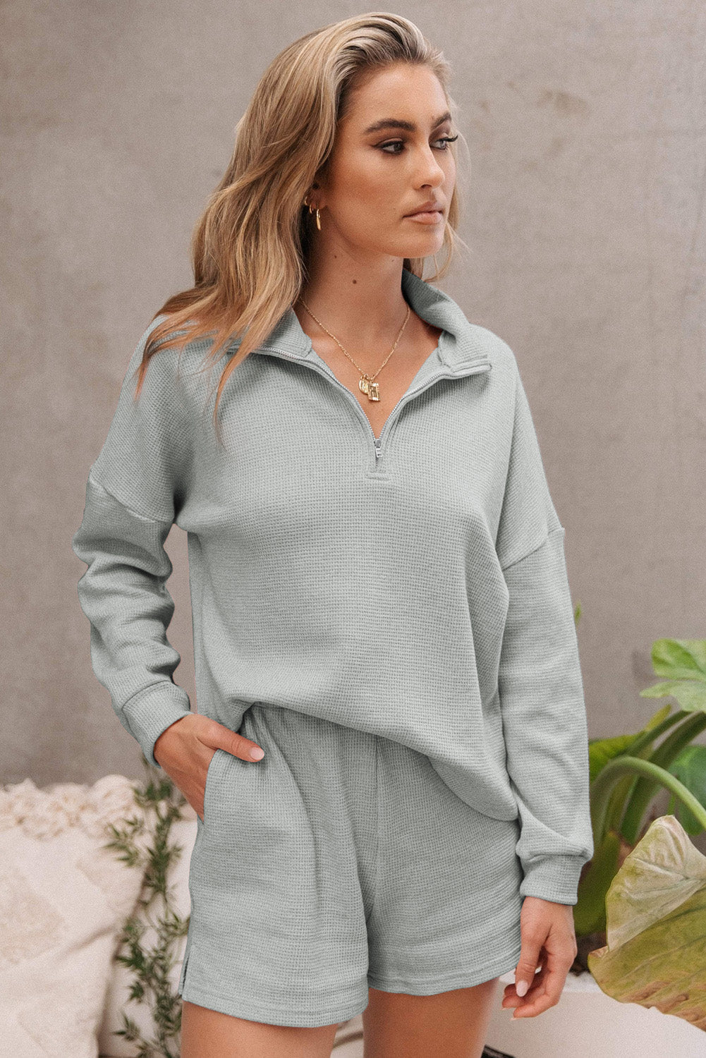Graues Geripptes Zip-Up-Und-Shorts-Set Für Frauen