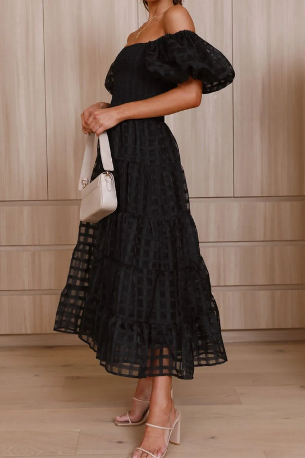 Elsyn | Schulterfreies Midikleid mit Puffärmeln