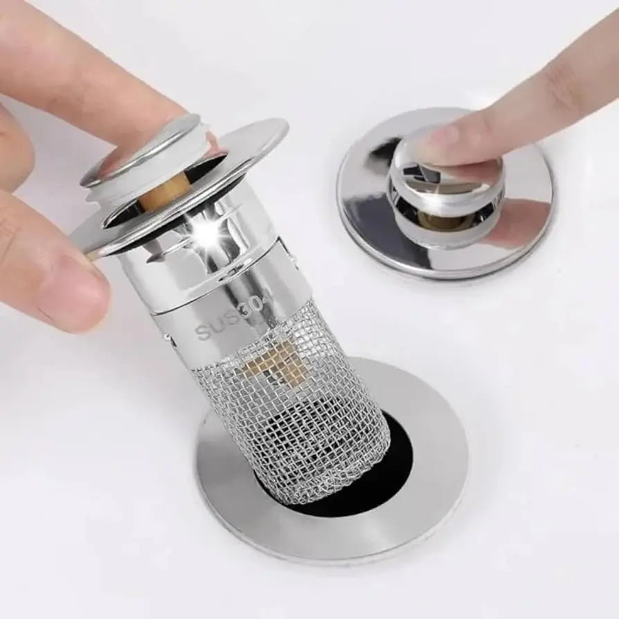 Abflussfilter Edelstahl being installed by hands into sink drain opening