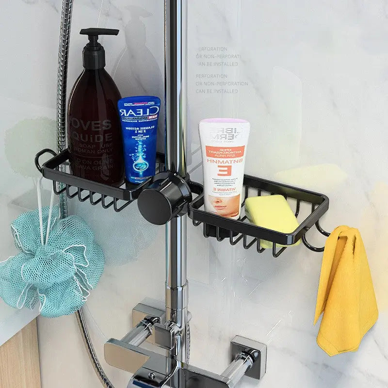 Schwarzer Duschstangenhalter mit Shampoo, Schwamm und Handtuchstange im Badezimmer