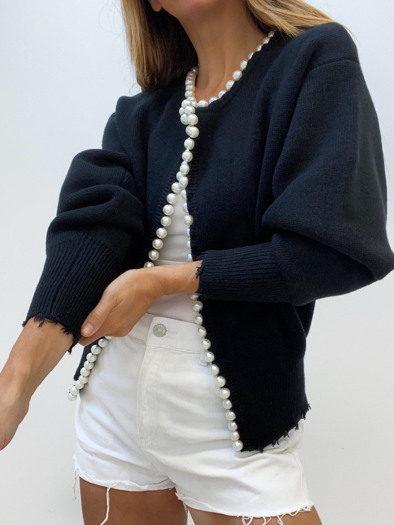 Lumen | Strickjacke mit Perlenbesatz und geripptem Saum
