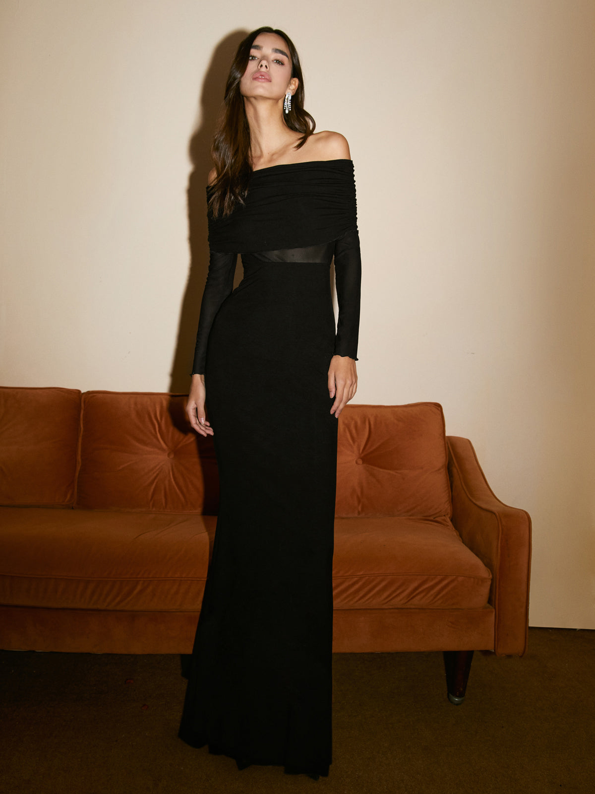 Elegantes Maxikleid Mit Schulterfreiem Überfalten Design Für Frauen