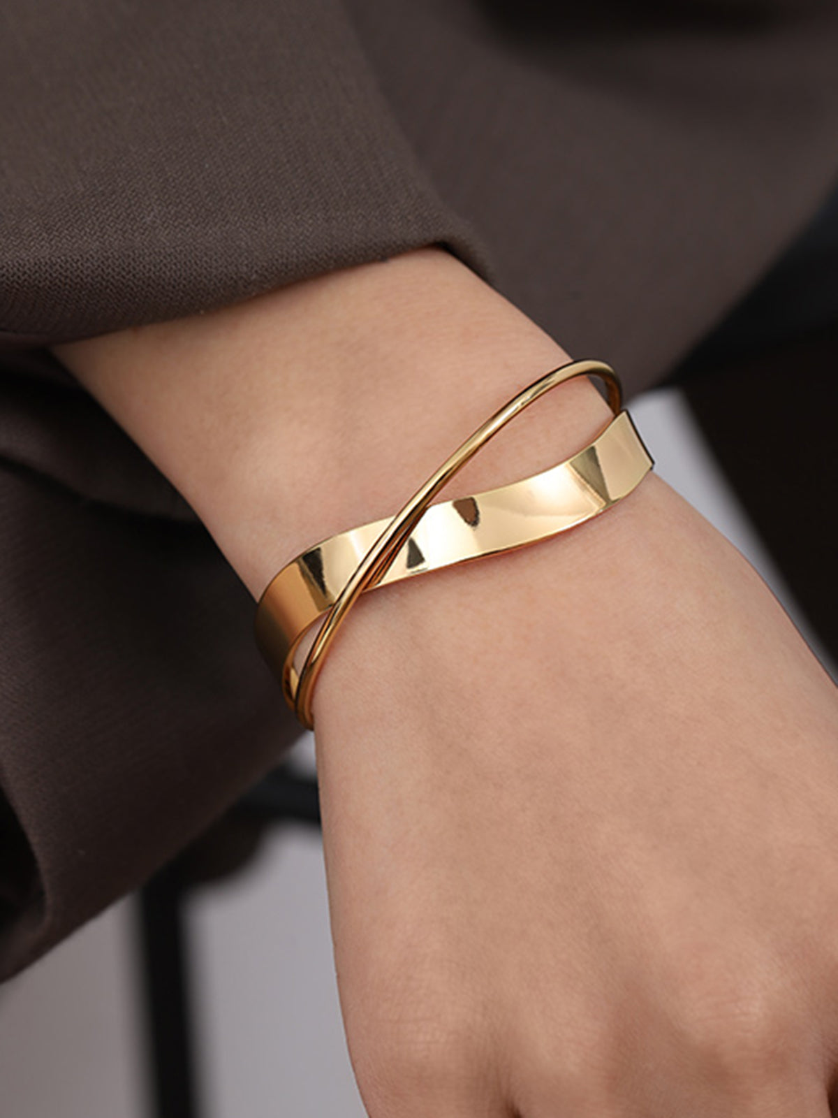 Einfaches flaches goldenes Armband für Damen