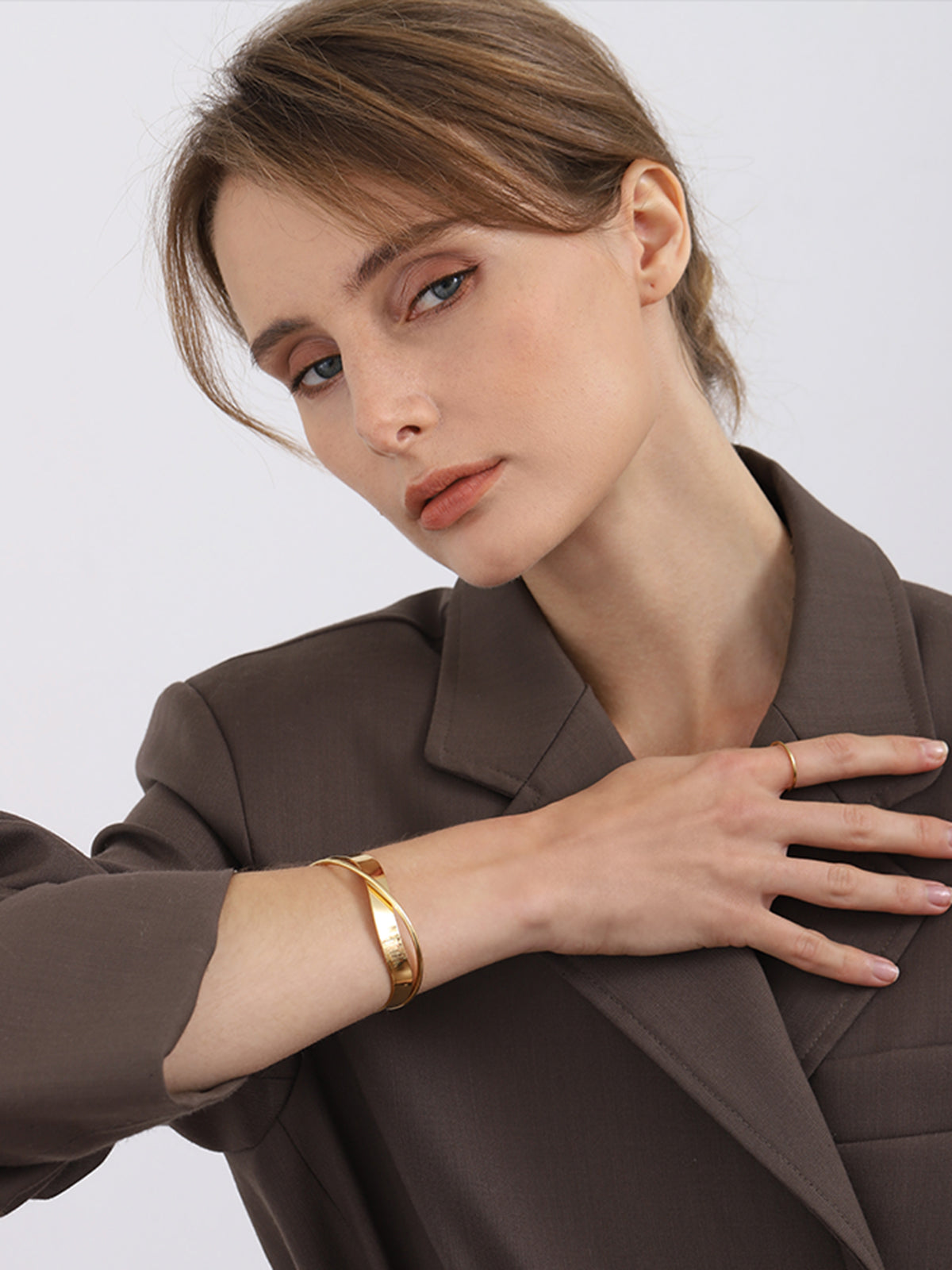 Einfaches flaches goldenes Armband für Damen