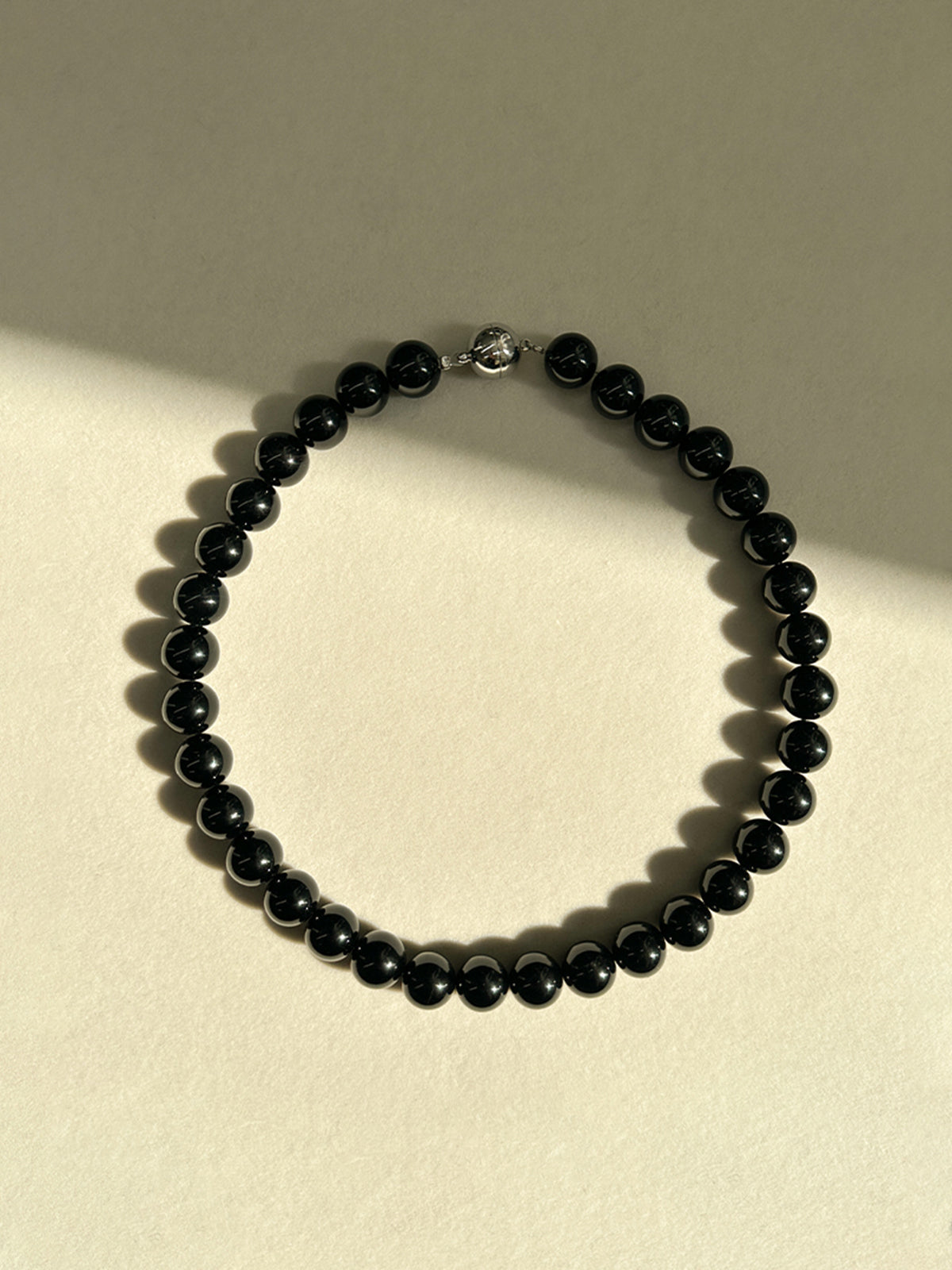 Elegante schwarze Perlenkette mit edlem Charme für Damen