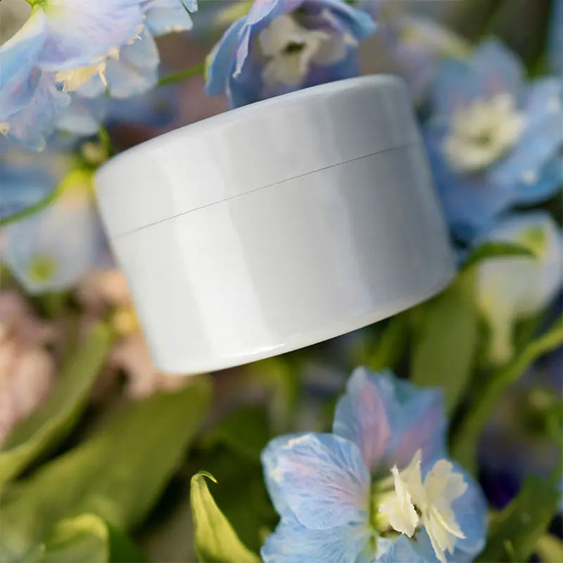 White ceramic Blumenhalter für Vasen Stielraster among blue and white flowers