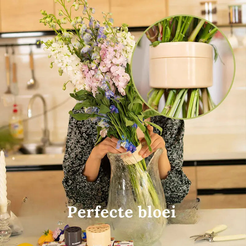 Person arranging flowers using cream Blumenhalter für Vasen in kitchen scene